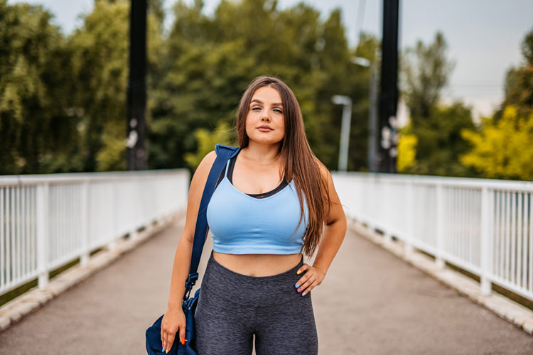 Kvinna som promenerar i natur – PCOS och naturlig rörelse