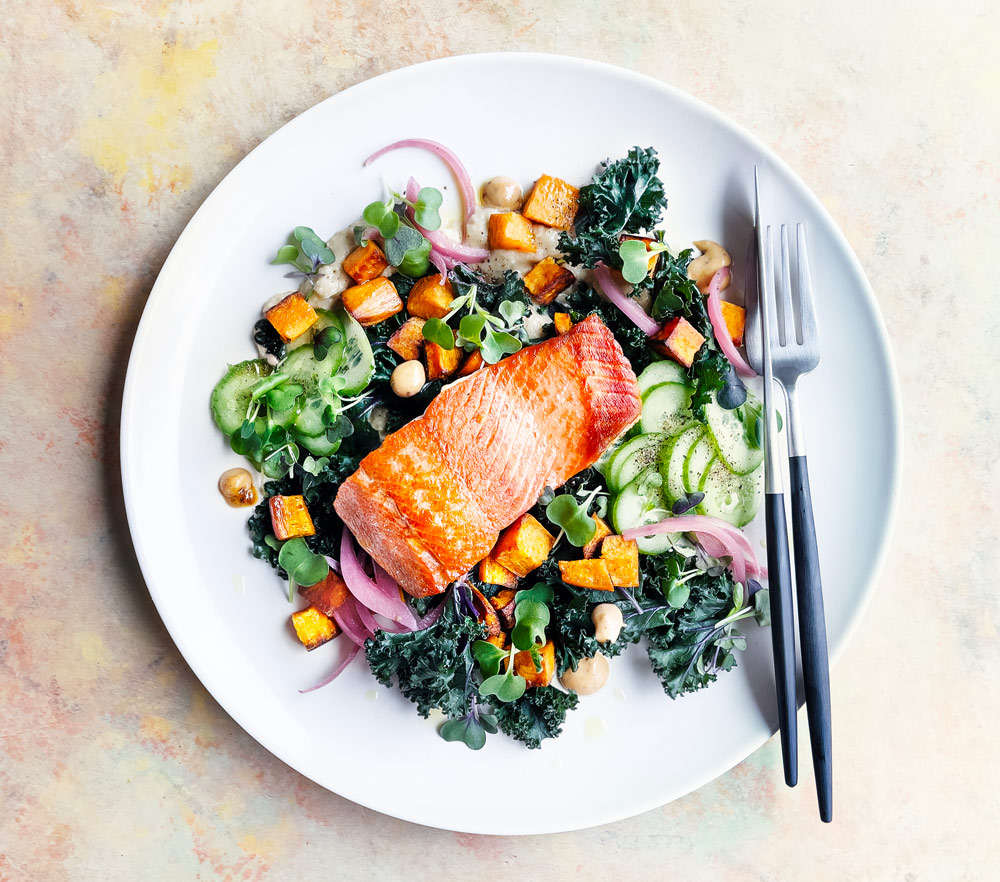 Tallrik med färgrik mat – illustration av PCOS-kosthållning