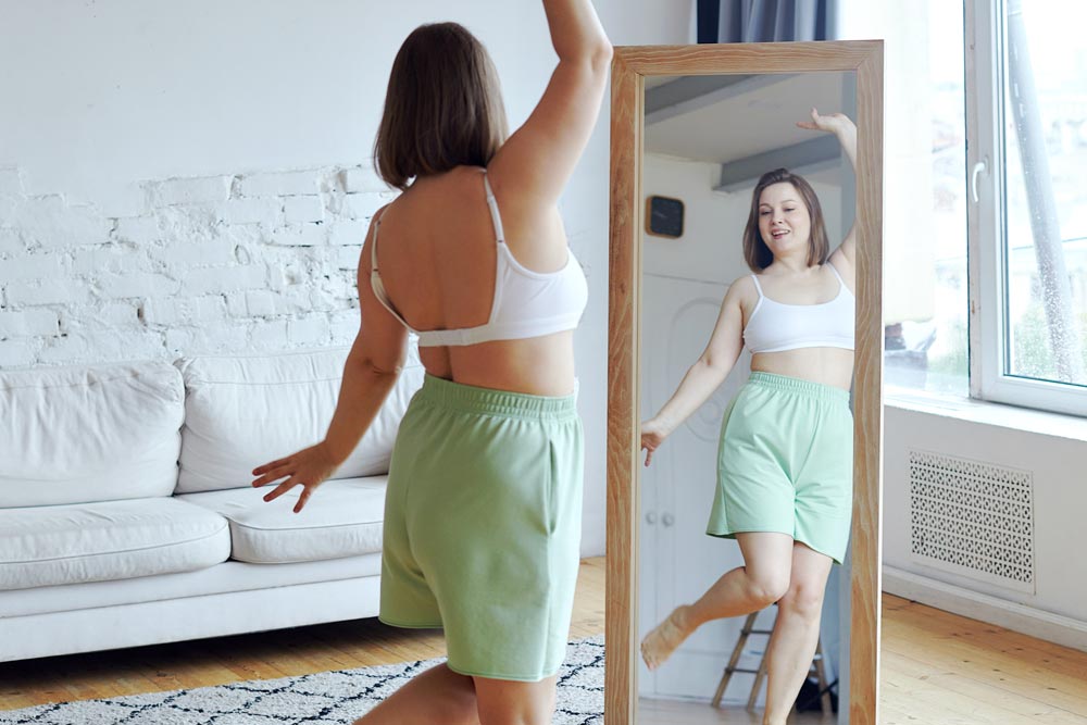 Kvinna med svullna ben – illustration av lipödem, Behandling av klimakterierelaterad viktökning hos kvinna