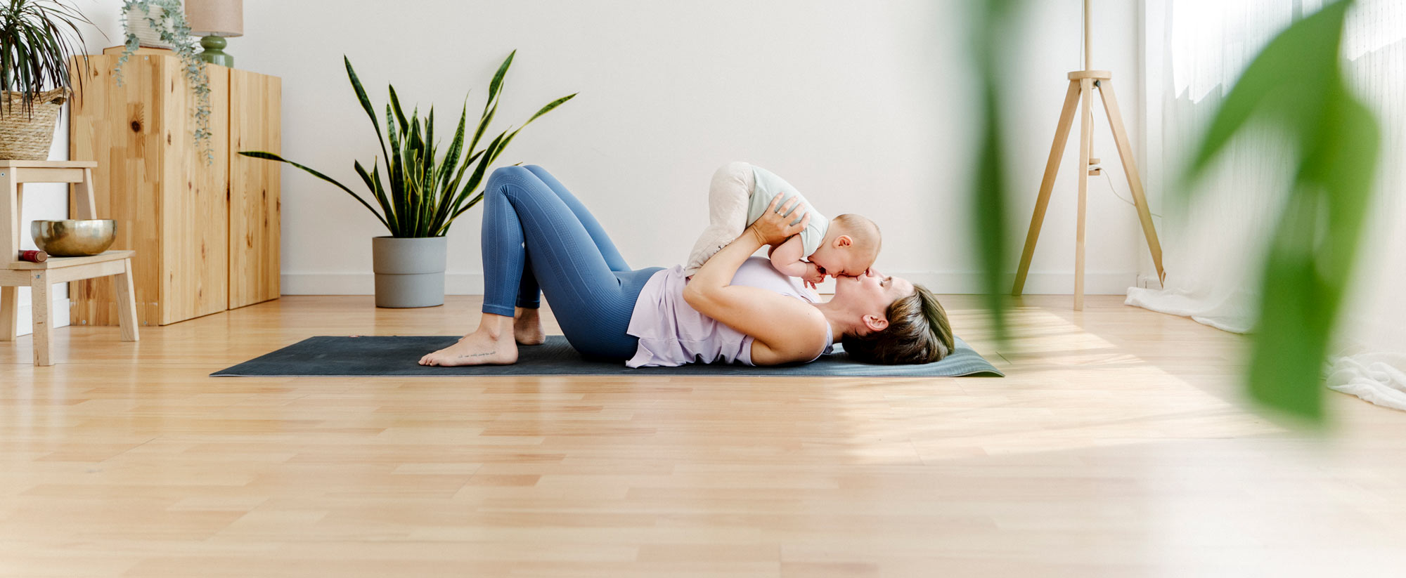 Kvinna med mammamage tränar efter förlossning