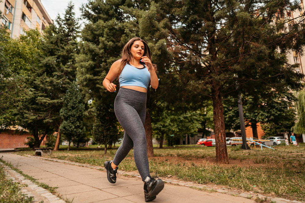 Kvinna som promenerar i natur – PCOS och naturlig rörelse