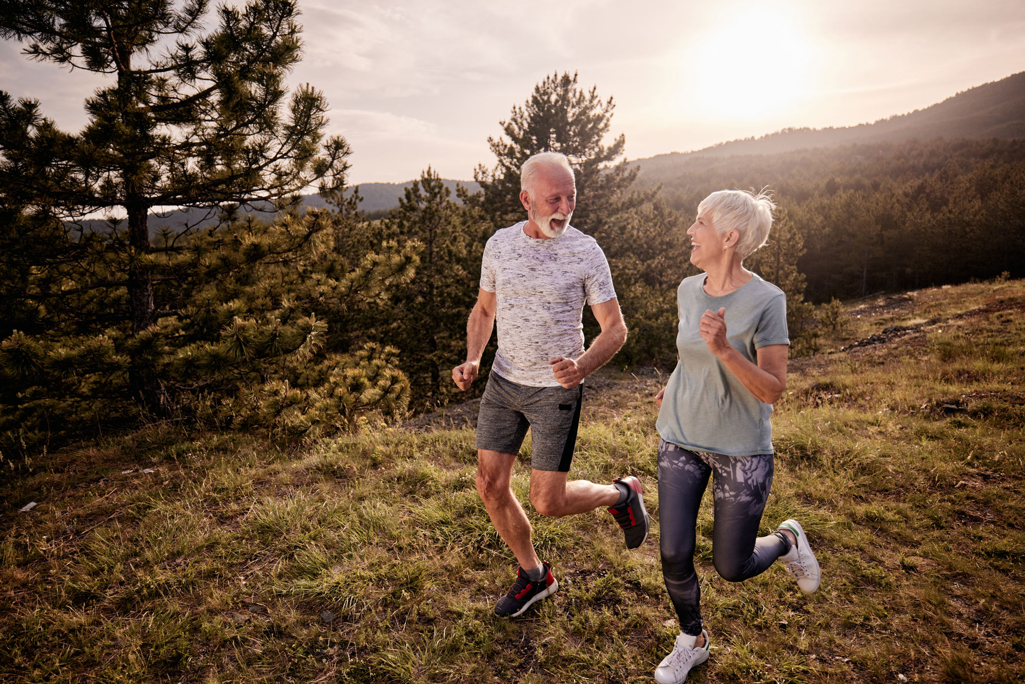 Ett äldre par joggar